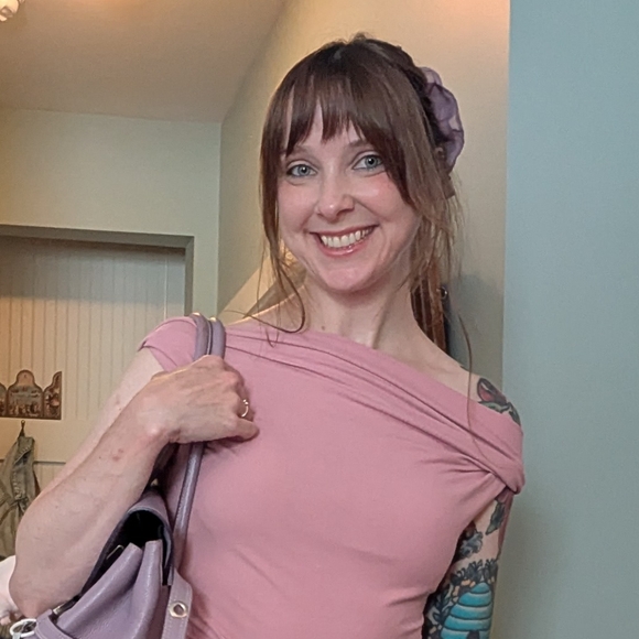 Meet your Posher, Stephanie - Picture 1 of 4